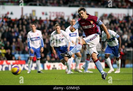 Fußball - FA Barclays Premiership - Aston Villa V Middlesbrough - Villa Park. Gareth Barry von Aston Villa erzielt vom Strafpunkt aus ein gleichmäßiges Tor. Stockfoto