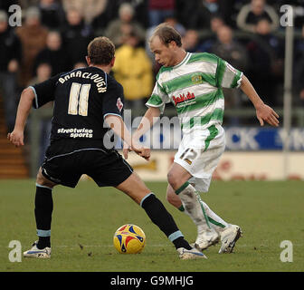 Fußball - Coca Cola League One - Yeovil gegen Scunthorpe - Huish Park. Martin Brittain von Yeovil kämpft mit Ian Barraclough von Scunthorpe United während des Coca Cola League One-Spiels im Huish Park, Yeovil. Stockfoto