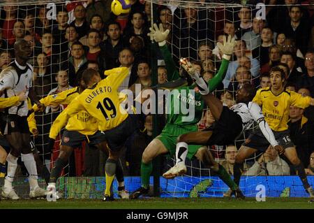 Fußball - FA Barclays Premiership - Fulham / Arsenal - Craven Cottage. Luis Boa Morte von Fulham hat einen Torschuss unter einer Menge von Spielern Stockfoto