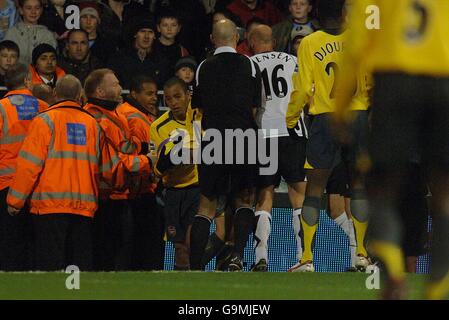 Schiedsrichter Howard Webb muss als Spieler aus beiden eingreifen Die Seiten kommen in der Nähe der Eckflagge zusammen Stockfoto