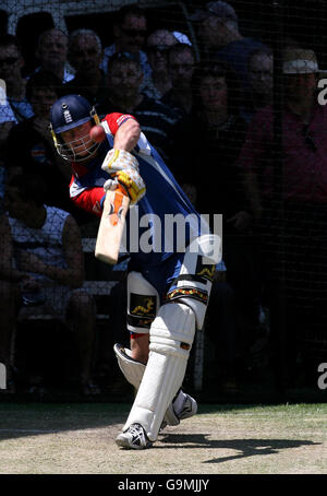 Englands Andrew Flintoff schlägt während einer Nets-Trainingseinheit im Adelaide Oval, Adelaide, Australien, auf. Stockfoto