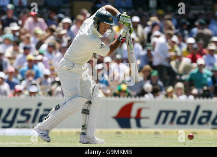 Australiens Ricky Ponting schlägt am dritten Tag des zweiten Testmatches im Adelaide Oval in Adelaide, Australien, gegen England. Stockfoto