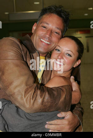 Toby Anstis und seine Freundin Stephanie Stewart kommen am Flughafen Heathrow an, nachdem er an der Spielshow 'Ich bin ein Promi... Hol mich hier raus' teilgenommen hat. DRÜCKEN Sie VERBANDSFOTO. Stockfoto