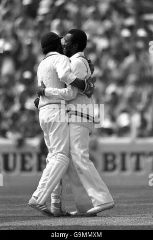 Cricket - Prudential World Cup 1983 - Halbfinale - Westindien gegen Pakistan - das Oval. Malcolm Marshall (r) von West Indies feiert mit seinem Teamkollegen Jeff Dujon (l), nachdem er das Dickicht des pakistanischen Wasim Raja (nicht im Bild) Stockfoto