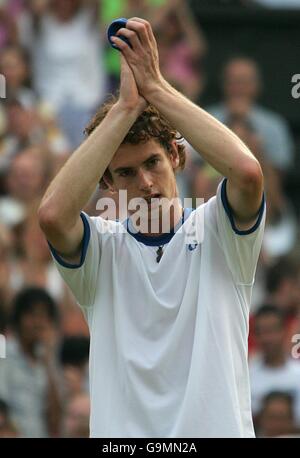 Der britische Andrew Murray winkt nach dem Sieg der Menge zu Der US-Amerikaner Andy Roddick in der dritten Runde Stockfoto