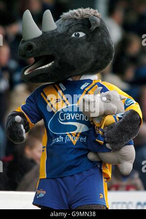 Rugby League - freundlich - Leeds Rhinos / Harlekins RL - Headingley. Leeds Rhinos Maskottchen Ronnie Rhino Stockfoto