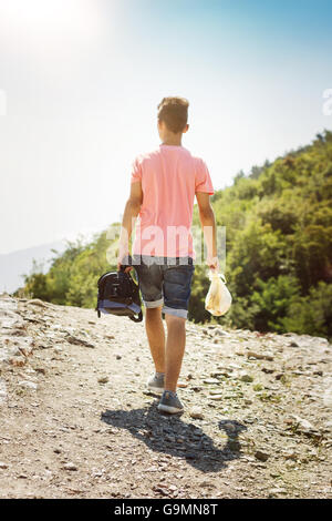 junger Mann in den Bergen wandern Stockfoto