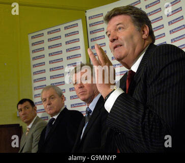 Vier Home Nation Manager (L-R), Nordirland-Managerin Lawrie Sanchez, Schottland-Manager Walter Smith, England-Manager Steve McClaren und der walisische Manager John Toshack während der Einführung des Programms „Cats Eyes for Kids“ an der St. George's Primary School, London. Stockfoto