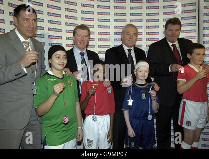 Vier Home Nation Manager (L-R) für Nordirland Lawrie Sanchez mit Iman Less, eng; und Manager Steve McClaren mit Louis Jemmott, Scotland Manager Walter Smith mit Sarah Braster und John Toshack mit Alex Adams während der Einführung des Programms „Cats Eyes for Kids“ an der St. George's Primary School, London. Stockfoto