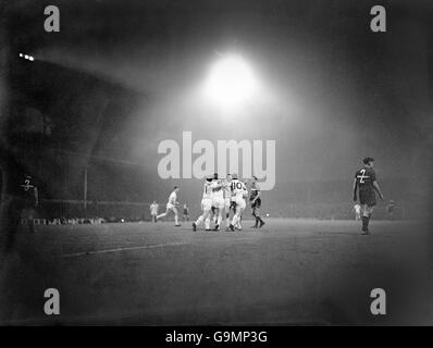 Die Teamkollegen Terry Dyson (l), Bobby Smith (2. R) und Les Allen (r) gratulieren dem Teamkollegen Cliff Jones (2. L) von Tottenham Hotspur zum dritten Tor seines Teams bei ihrem 8-1-Sieg Stockfoto