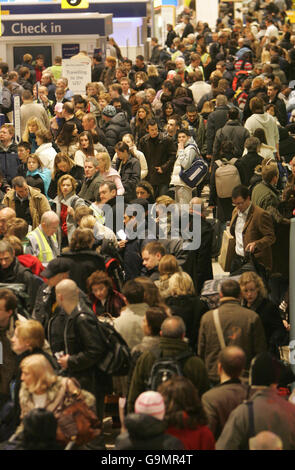 Hunderte von Passagieren stehen im Terminal 1 des Flughafens Heathrow, London, an, nachdem 180 Flüge von British Airways aus Heathrow aufgrund von dichtem Nebel storniert wurden. Stockfoto