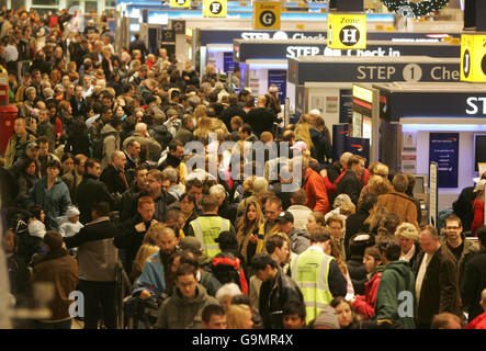 Hunderte von Passagieren stehen im Terminal 1 des Flughafens Heathrow, London, an, nachdem 180 Flüge von British Airways aus Heathrow aufgrund von dichtem Nebel storniert wurden. Stockfoto
