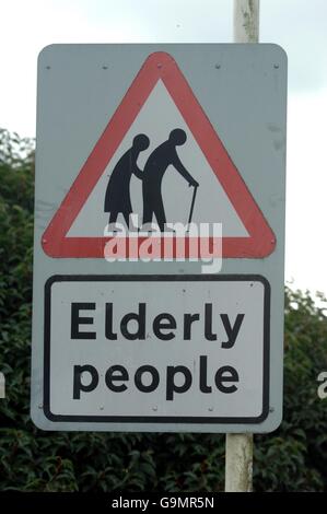 Generische Gesundheitspunkte Generische Gesundheitspunkte. Straßenschild, das vor dem Überqueren älterer Menschen warnt. Stockfoto