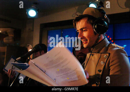 Dr. Who Star David Tennant tritt als Knöpfe vor einem Live-Publikum im Virgin Radio Christmas Panto Cinderella auf der Christian O'Connell Breakfast Show im Radiosender im Zentrum von London auf. Stockfoto