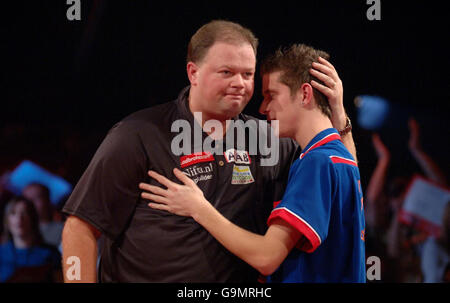 Raymond Van Barneveld schlägt den Holländer Rico Vonck während der PDC Ladbrokes.com Weltmeisterschaft in Purfleet, Essex. Stockfoto