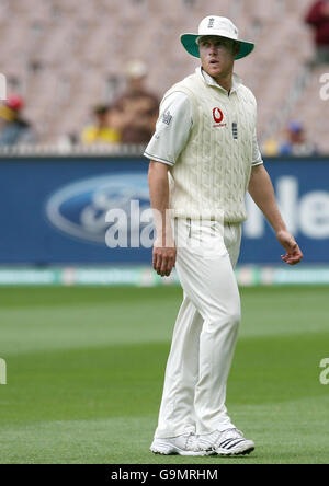 Cricket - Ashes Tour - Vierter 3-mobiler Test - Australien - England - Tag 3 - Melbourne. Der englische Kapitän Andrew Flintoff schaut am dritten Tag des vierten Testmatches beim MCG in Melbourne, Australien, zu. Stockfoto