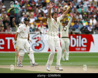 Der Australier Glenn McGrath appelliert am dritten Tag des vierten Test-Spiels beim MCG in Melbourne, Australien, erfolglos an das Dickicht des englischen Alastair Cook. Stockfoto