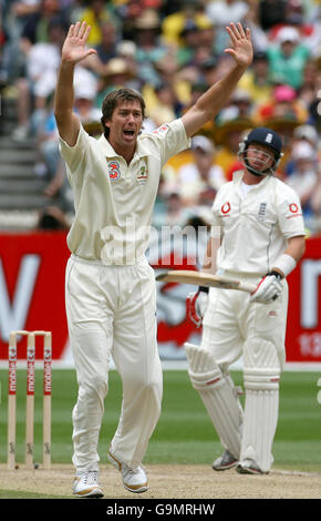 Der Australier Glenn McGrath appelliert am dritten Tag des vierten Test-Spiels beim MCG in Melbourne, Australien, erfolgreich für das Wicket von Englands Ian Bell (rechts). Stockfoto