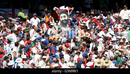 England-Fan mit Monty Panesar Maske unterhält die Menge am dritten Tag des vierten Testmatches gegen Australien beim MCG in Melbourne, Australien. Stockfoto