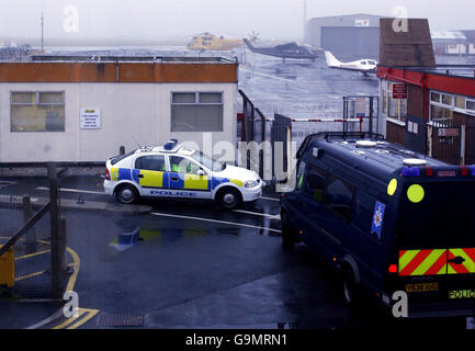 Die Polizei am Offshore-Luftterminal am Blackpool Airport, mit einem RAF Sea King Hubschrauber im Hintergrund, nach der gestrigen Bergung von sechs Leichen aus der Irischen See nach einem Hubschrauberabsturz vor Morecambe Bay. Stockfoto