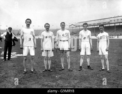 Leichtathletik - Olympische Spiele 1908 In London - Mannschaftsrennen Über Drei Meilen - Weiße Stadt. Das britische Team, das Gold beanspruchte: (l-r) Arthur Robertson, Joe Deakin, Norman Hallows, Bill Coales, Harold Wilson Stockfoto