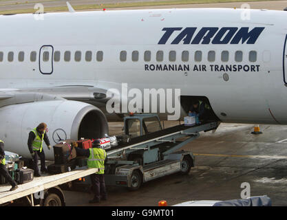 Ein Flugzeug von Tarom, der nationalen Fluggesellschaft Rumäniens, am Londoner Flughafen Heathrow. Stockfoto