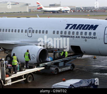 Rumänien tritt der Europäischen Union bei. Ein Flugzeug der nationalen rumänischen Fluggesellschaft Tarom am Londoner Flughafen Heathrow. Stockfoto