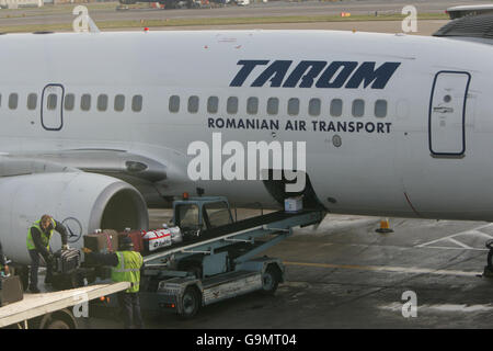 Ein Flugzeug von Tarom, der nationalen Fluggesellschaft Rumäniens, am Londoner Flughafen Heathrow. Stockfoto