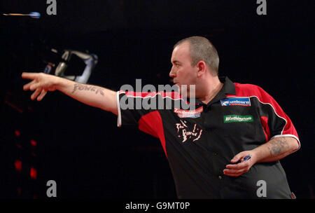 Phil 'The Power' Taylor im Einsatz gegen Chris 'Mace the Ace' Mason während der PDC Ladbrokes.com World Championships in Purfleet, Essex. Stockfoto