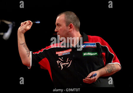 Phil 'The Power' Taylor im Einsatz gegen Chris 'Mace the Ace' Mason während der PDC Ladbrokes.com World Championships in Purfleet, Essex. Stockfoto