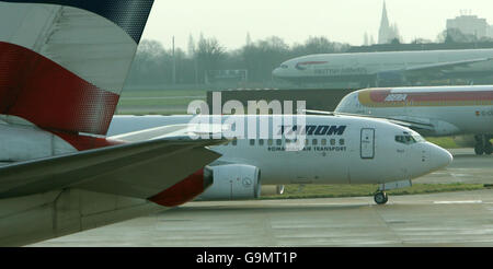 Rumänien tritt der Europäischen Union bei. Ein Flugzeug der nationalen rumänischen Fluggesellschaft Tarom am Londoner Flughafen Heathrow. Stockfoto