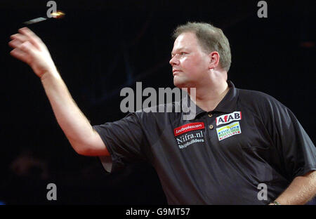 Der Holländer Raymond Van Barneveld in Aktion während der PDC Ladbrokes.com Weltmeisterschaft in Purfleet, Essex. Stockfoto