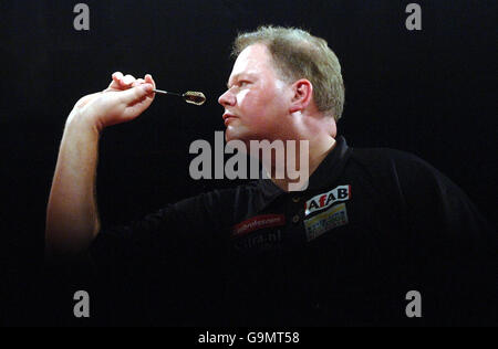 Der Holländer Raymond Van Barneveld in Aktion während der PDC Ladbrokes.com Weltmeisterschaft in Purfleet, Essex. Stockfoto