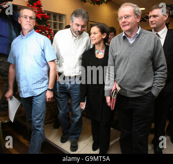 Gerry Adams bewegt PSNI unterstützen Stockfoto