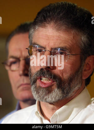 Gerry Adams (rechts) von Sinn Fein und Gerry Kelly (links), Sprecher der Polizei, sprechen nach einem Treffen mit der ARD Chomhairle heute, nachdem sie vereinbart hatten, eine spezielle Parteikonferenz abzuhalten, um die Frage der Unterstützung für die PSNI zu diskutieren. Stockfoto