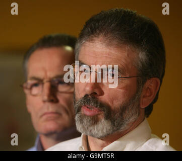 Gerry Adams (rechts) von Sinn Fein und Gerry Kelly (links), Sprecher der Polizei, sprechen nach einem Treffen mit der ARD Chomhairle heute, nachdem sie vereinbart hatten, eine spezielle Parteikonferenz abzuhalten, um die Frage der Unterstützung für die PSNI zu diskutieren. Stockfoto