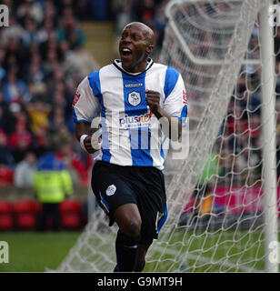 Wayne Andrews von Sheffield Wednesday feiert Torschützenspiel gegen Barnsley während des Coca-Cola Championship-Spiels in Oakwell, Barnsley. Stockfoto