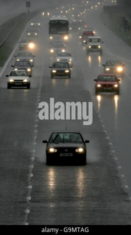 Starker Regen verursacht schwierige Fahrbedingungen auf der M5 bei Cullompton in Devon. Stockfoto