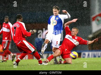 Fußball - FA Barclays Premiership - Blackburn Rovers gegen Middlesbrough - Ewood Park. Blackburn Rovers' Tugay Kerimoglu (Mitte) und Lee Cattermole von Middlesbrough (rechts) und George Boateng (links). Stockfoto