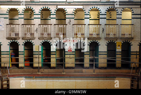 Innenraum des Gala Pools mit „Balconettes“ im Bad der Moseley Road in Balsall Heath, Birmingham. Stockfoto