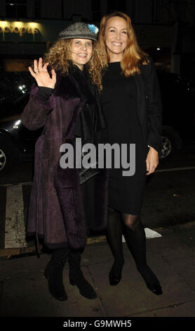 Jerry Hall (rechts) und Suzanne Wyman (Frau von Rolling Stone Bill), die im Electric Cinema in Notting Hill, West London, Nick Broomfields Film 'Ghosts' vorführen. Stockfoto