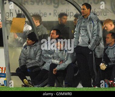 Fußball - Carling Cup - Halbfinale - Wycombe Wanderers gegen Chelsea - Causeway Stadium. Der Chelsea-Manager Jose MourIno überprüft seine Uhr Stockfoto