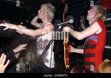 Sänger mit The Towers of London, Donny Tourette (links) und kürzlich Mitbewohnerin des Celebrity Big Brother beim Konzert im 100 Club im Zentrum Londons. Stockfoto