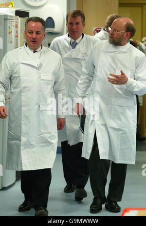 Professor Ian Wilmut spricht mit dem schottischen Erstminister Jack McConnell bei einem Besuch des Queen's Medical Research Institute, Edinburgh. Stockfoto