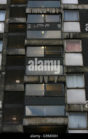 Teil des Denning Point Tower Blocks an der Commercial Street in Tower Hamlets, East London. Stockfoto