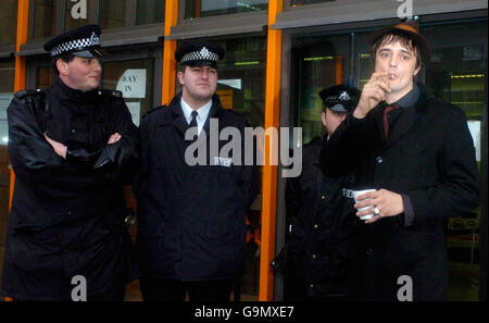 Pete Doherty vor dem Amtsgericht von Thames. Babyshambles Sängerin Pete Doherty, vor dem Thames Magistrate Court, Ost-London. Stockfoto