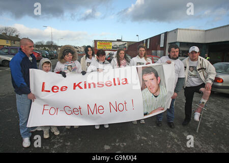 Die Familie von Lee Kinsella auf den Straßen von Finglas in Dublin, während sie ihre Jagd nach seinem Mörder verstärken. Stockfoto