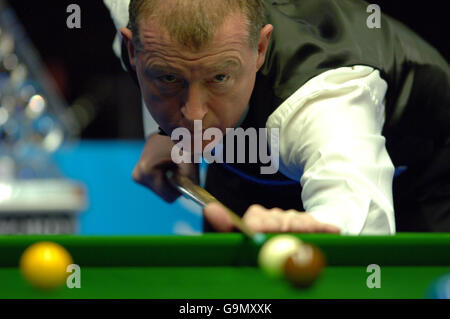 Snooker - SAGA Insurance Masters 2007 - Wembley Arena. Steve Davis im Einsatz gegen Shaun Murphy während des ersten Spiels der SAGA Insurance Masters 2007 in der Wembley Arena, London. Stockfoto