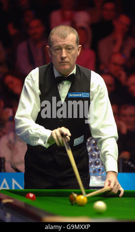 Snooker - SAGA Insurance Masters 2007 - Wembley Arena. Steve Davis im Einsatz gegen Shaun Murphy während des ersten Spiels der SAGA Insurance Masters 2007 in der Wembley Arena, London. Stockfoto