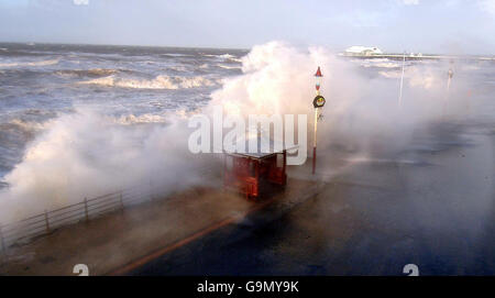 Gales schlagen an der Westküste von Blackpool, während heftige Stürme Großbritannien weiterhin treffen. Stockfoto